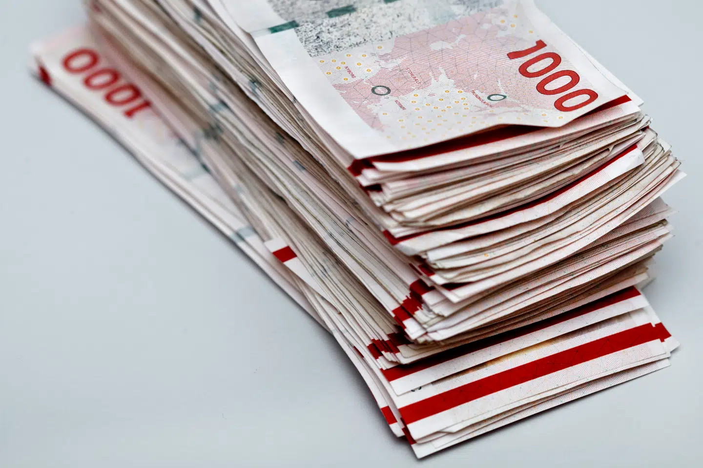 (ARKIV) 1000 kroner i sedler. Ialt er her fotograferet 250.000 kroner. (Foto: Mads Nissen/Scanpix 2024)