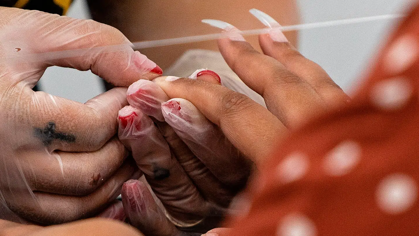 Falske negle er ikke til børn, lyder det fra en række negleteknikere.