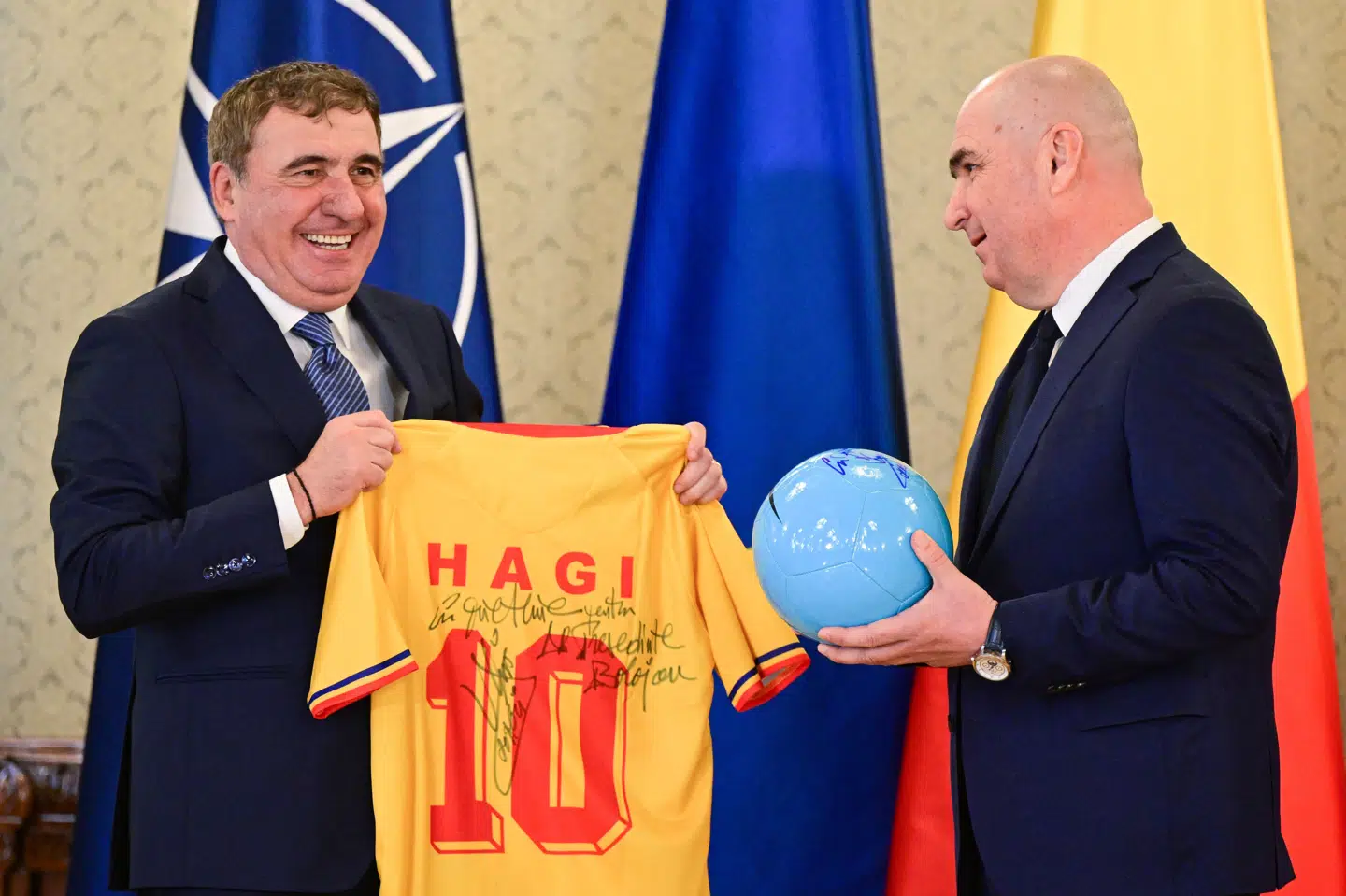 Gheorghe Hagi ses her sammen med den rumænske premierminister Ilie Bolojan. (Arkivfoto).