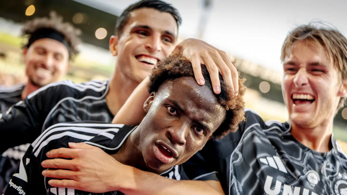 I midten står den tidligere FCK-profil Yoram Zague.