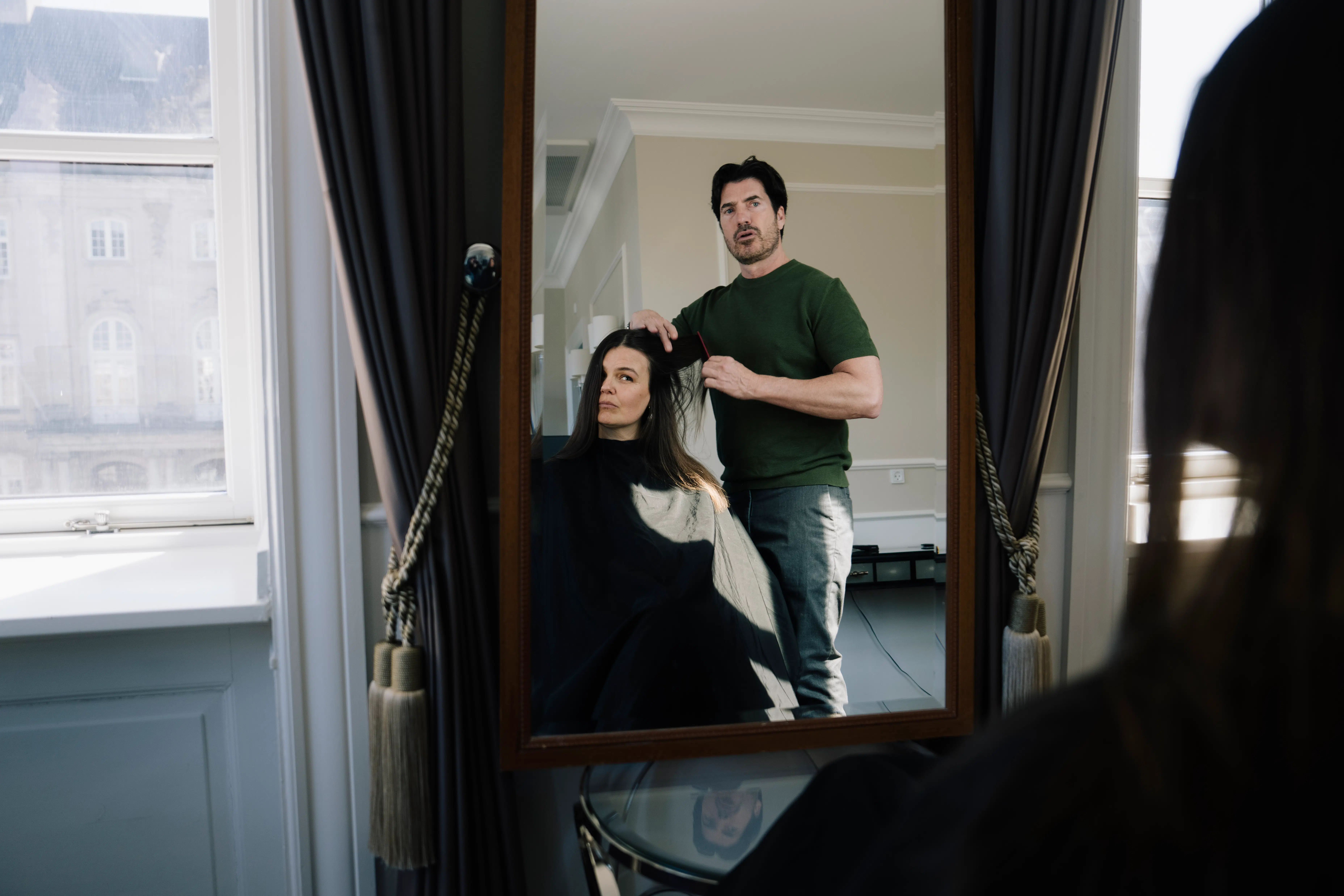 Jeg satte mig i stolen hos kendt frisør. Det endte med en »røvfuld« til mig – og samtlige danske kvinder