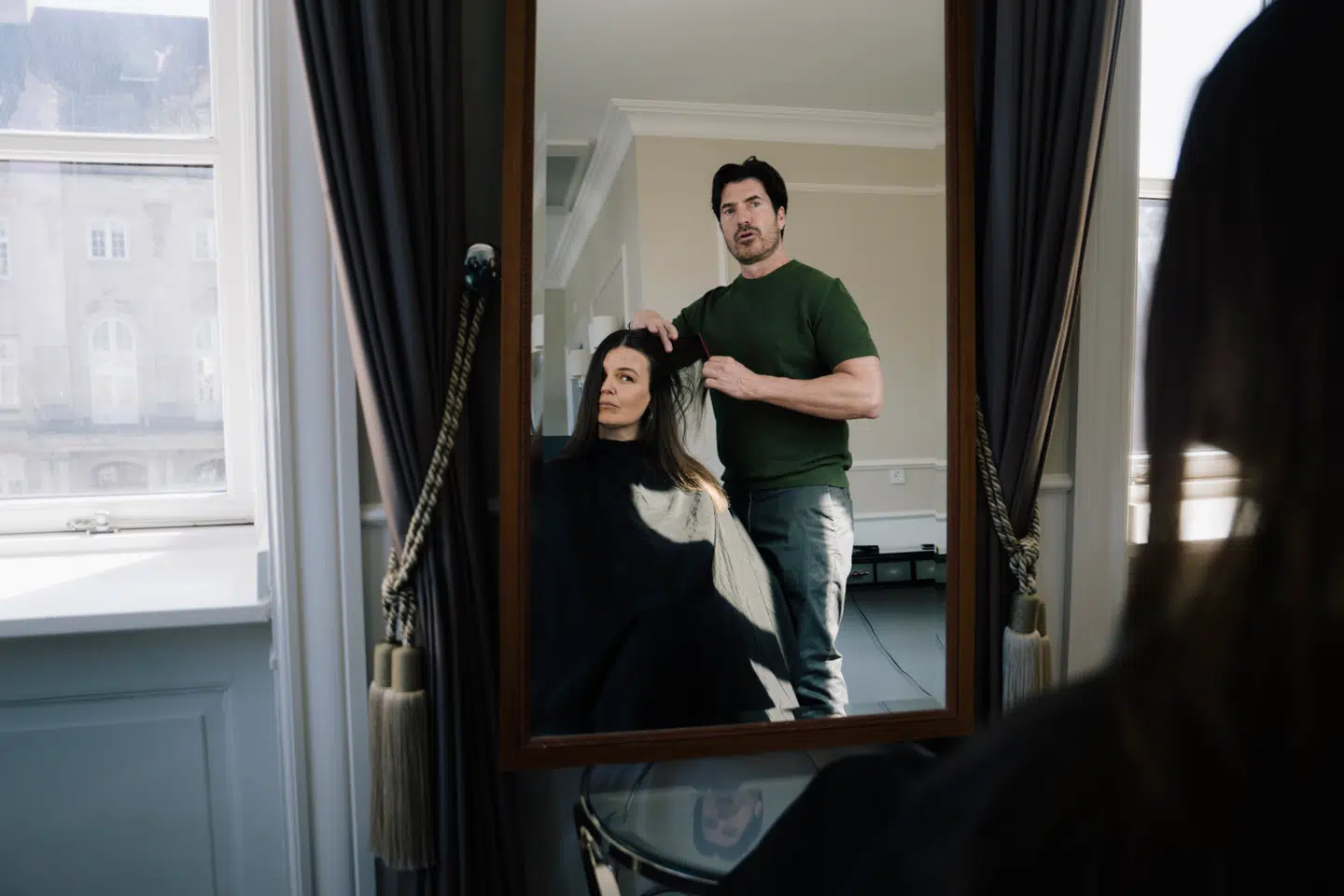 Kendisfrisøren René Fris har haft tusindvis af kvinder mellem hænderne. Han har en opsang til danske kvinder, der bør gøre sig mere umage med ikke at lade alderen skinne igennem.