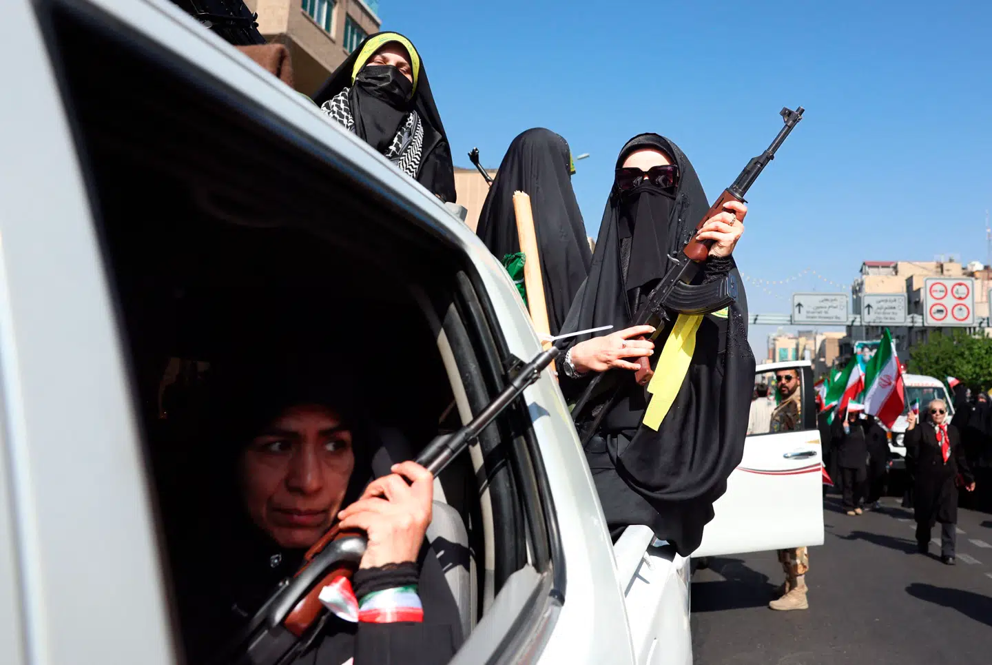 I kan bare komme an. Iranske kvinder deltager i en march i Teheran, der hylder kvinder som er faldet i krigen. Iran har afvist at give indrømmelser til USA.