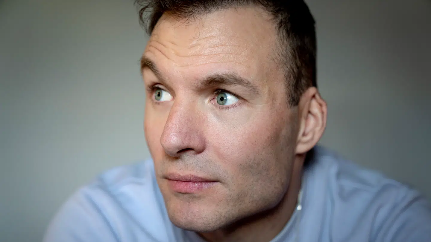 Simon Talbot er vært på DR's nye satireprogram 'Kommissionen'.