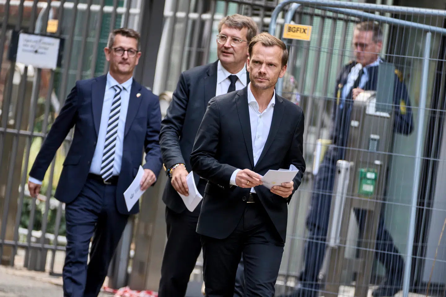 Forsvarsminister Troels Lund Poulsen (V) sammen med minister for samfundssikkerhed og beredskab Torsten Schack Pedersen (V) (tv.) og justitsminister Peter Hummelgaard (S) (th.) på vej til orienteringsmøde om droner sidst i september.