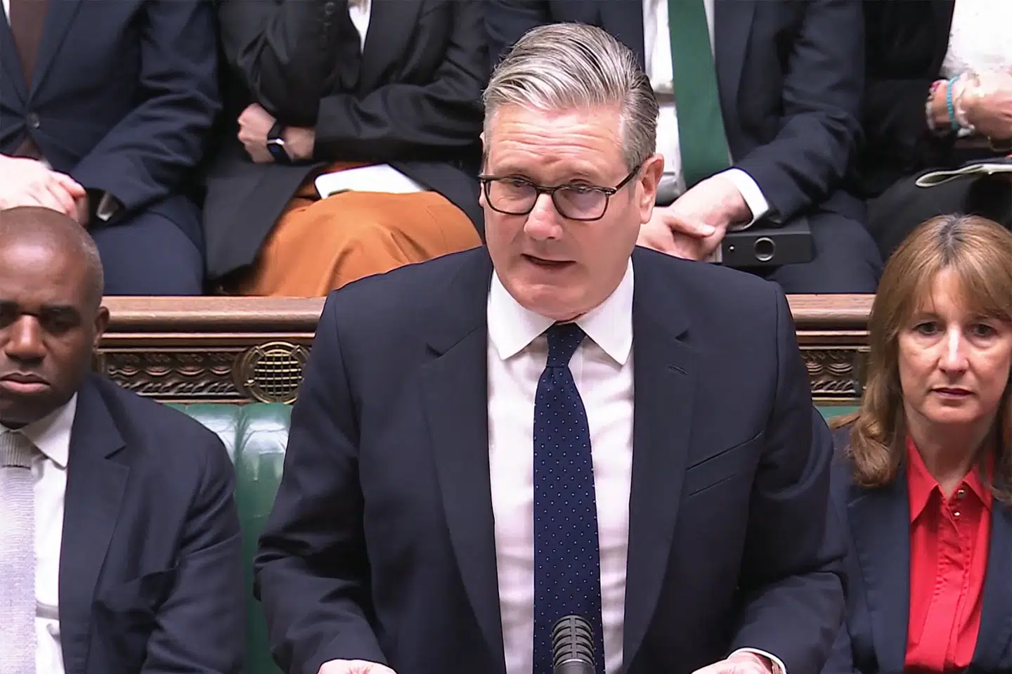 Storbritanniens premierminister, Keir Starmer, foran parlamentet mandag.
