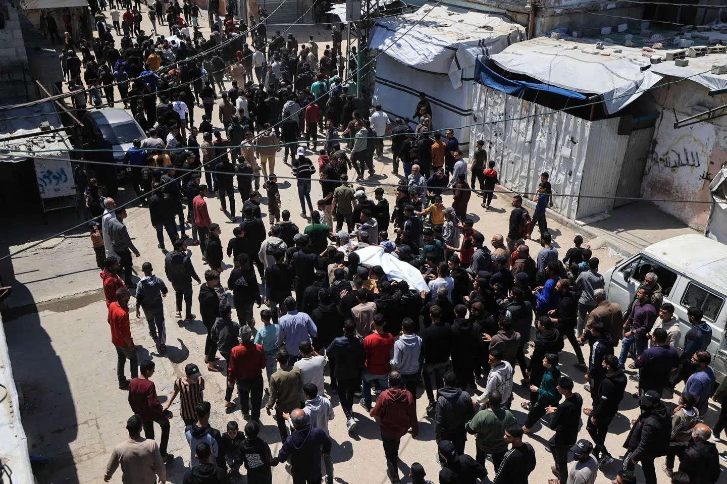 En palæstinensisk mand blev mandag begravet efter et luftangreb i flygtningelejren Bureij i Gaza. Natten til tirsdag meldes endnu tre palæstinensere døde i et israelsk luftangreb.