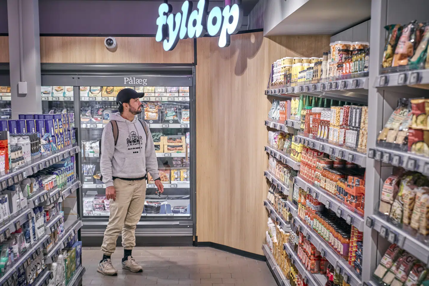 Det kan i de fleste tilfælde bedre betale sig for både supermarkeder og fødevareorganisationer at donere udløbsvarer væk - frem for at smide maden ud. Det viser en ny analyse fra Københavns Universitet. (Arkivfoto).