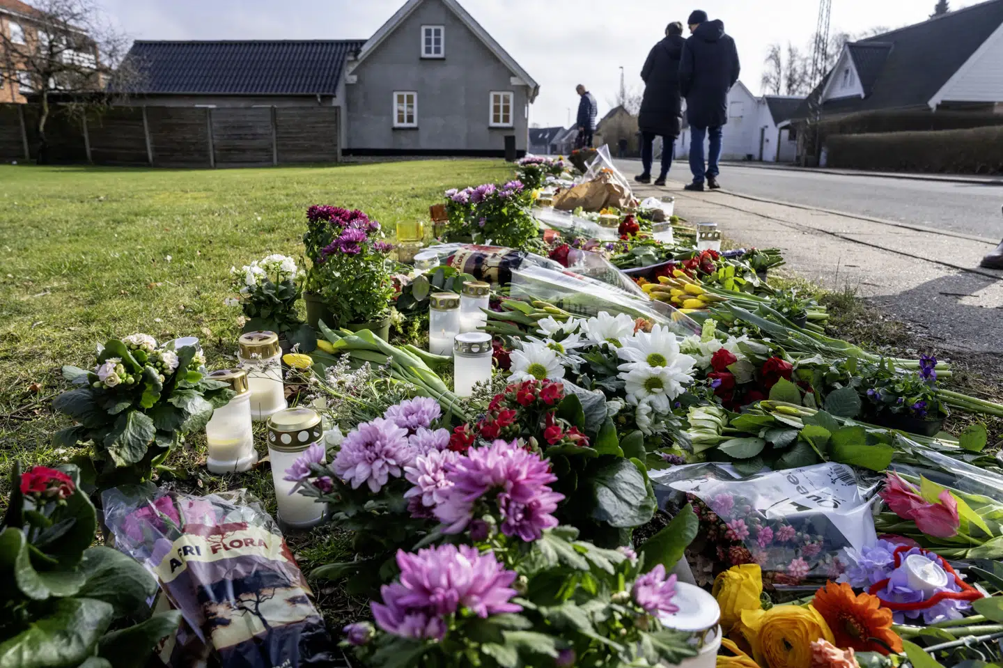 Der blev lagt blomster og og tændt lys tæt på gerningsstedet ved Hjallerup Varmeværk i Nordjylland i dagene efter drabet på en 13-årig pige 11. marts 2024. (Arkivfoto).
