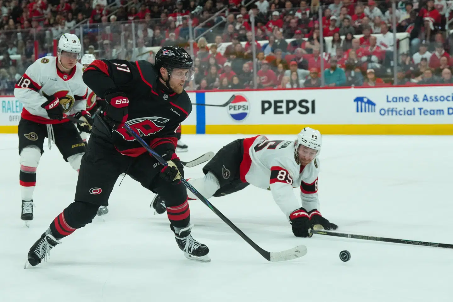 Nikolaj Ehlers var med i det afgørende mål for Carolina Hurricanes, som vandt over Ottawa Senators i NHL-slutspillet.