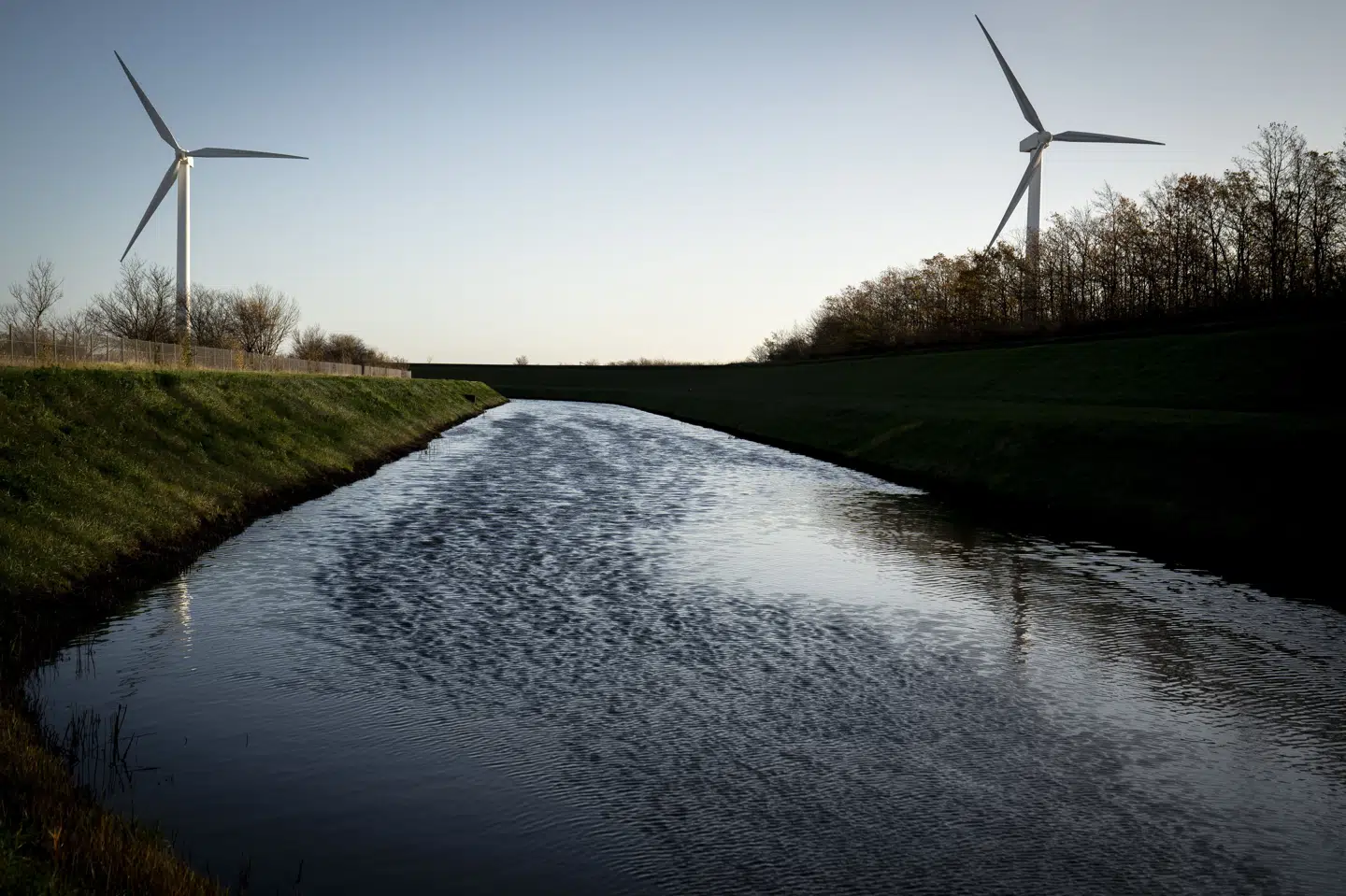 Den danske landvindmøllekapacitet står i stampe. Det skyldes blandt andet større omkostninger ved at opføre nye vindmøller, mener brancheorganisationen Green Power Denmark. (Arkivfoto).
