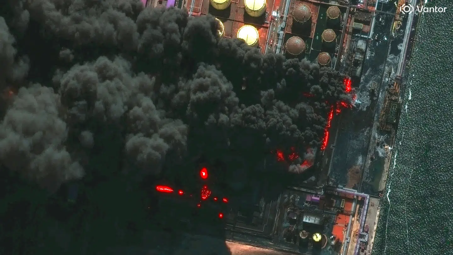 Den russiske havn i Ust-Luga i flammer efter ukrainsk angreb 27. marts. Netop Ust-Luga er en af de havne, som Rusland bruger til at eksportere store mængder olie og gas.