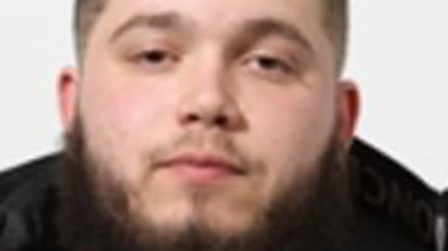 Den 20-årige Moussa Habib Jensen er efterlyst på knivstikkeret mod fodboldspilleren.