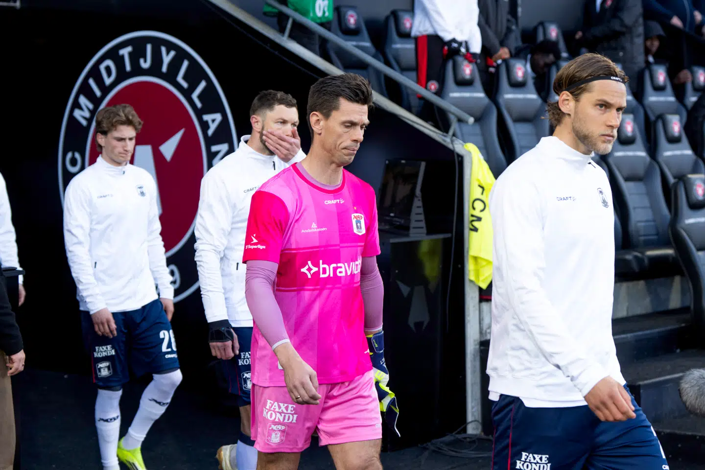 AGFs Felix Beijmo, målmand Jesper Hansen, Henrik Dalsgaard og Jacob Andersen går på banen til kampen mellem FC Midtjylland og AGF i superligaens mesterskabsspil på MCH Arena i Herning mandag den 20. april 2026