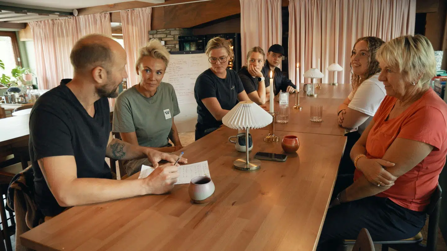 Anders og Lene Beier får en del grin på vejen med fra hotellets ansatte over episoden, hvor Anders får sat ulovligt ild i hækken. Foto: TV 2