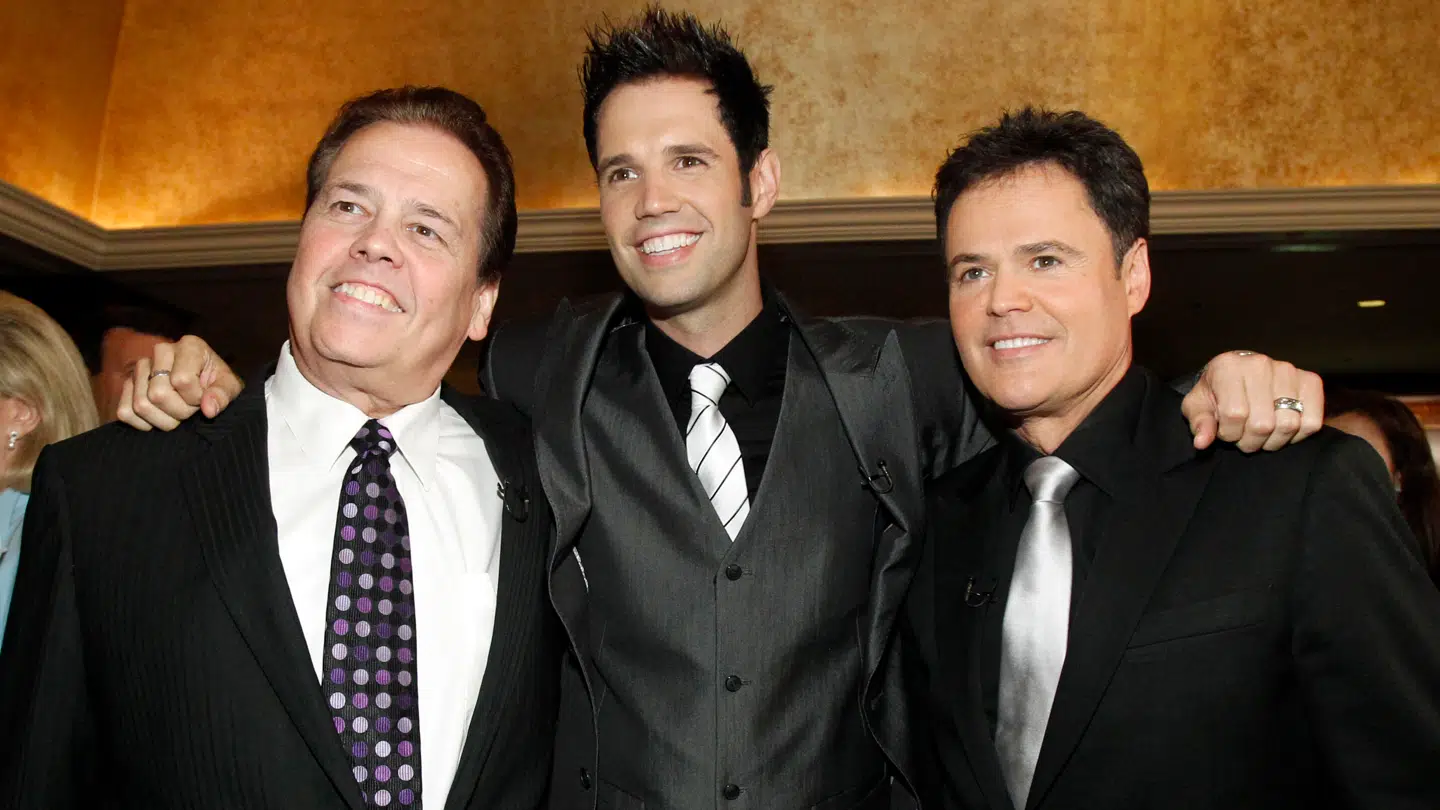 Her ses Alan Osmond (tv.) sammen med sønnen David Osmond og Donny Osmond (th.) – sidstnævnte var også med i The Osmonds.