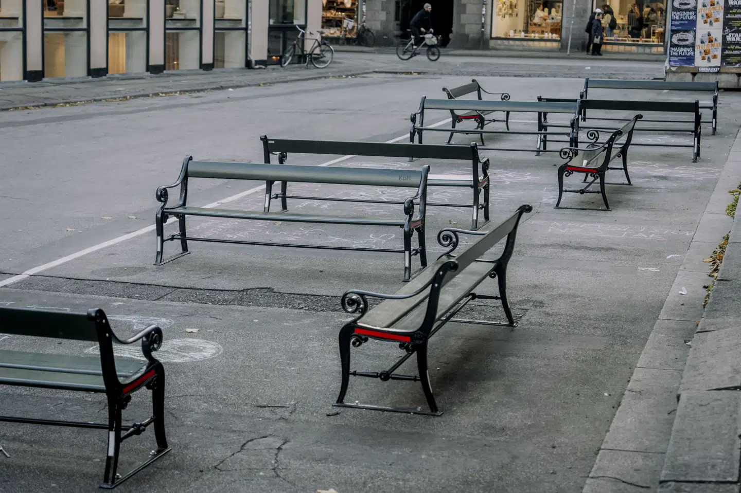 13 københavnerbænke, som dem der ses på billedet, er blevet stjålet fra Kalundborgs bymidte det seneste år. Billedet er af bænke i København. (Arkivfoto).