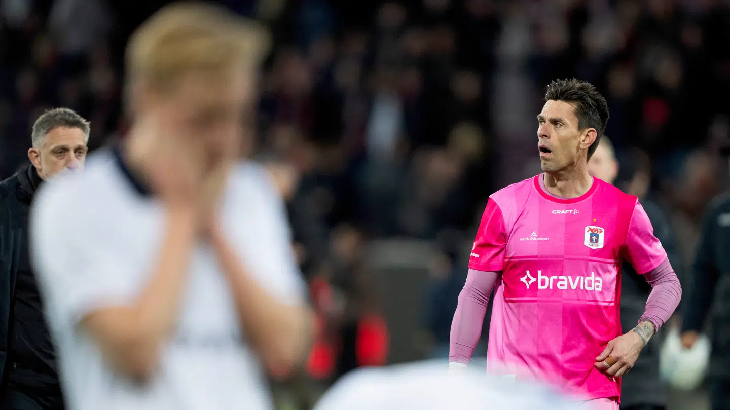 Jesper Hansen og Tobias Bech ærgrer sig efter freak-nederlaget til FC Midtjylland.