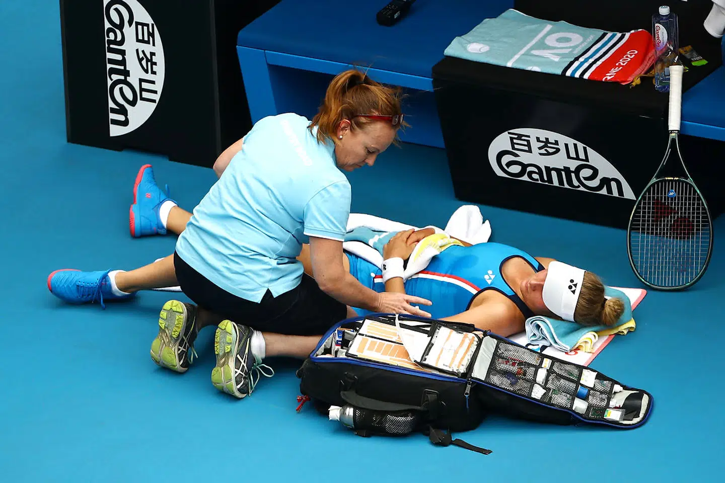 Dayana Yastremska bliver behandlet for en lårskade i onsdagens kamp mod Caroline Wozniacki.
