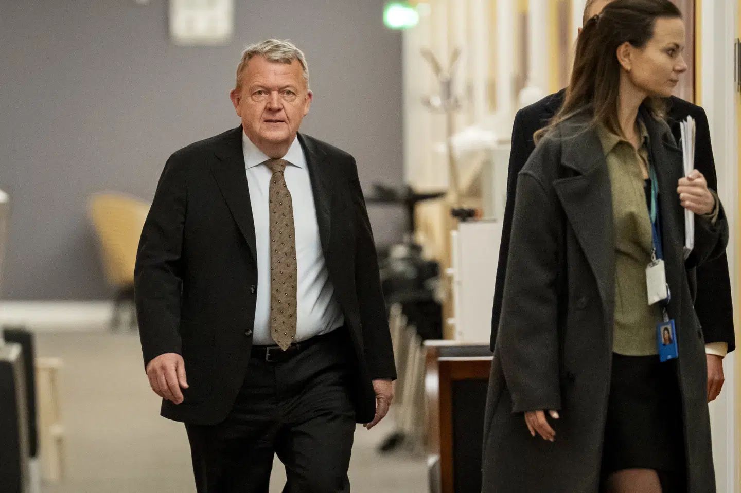 Udenrigsminister Lars Løkke Rasmussen (M) ser gerne, at Socialdemokratiet snart beslutter sig for, hvilken retning partiet vil bevæge sig i under regeringsforhandlingerne. (Arkivfoto).