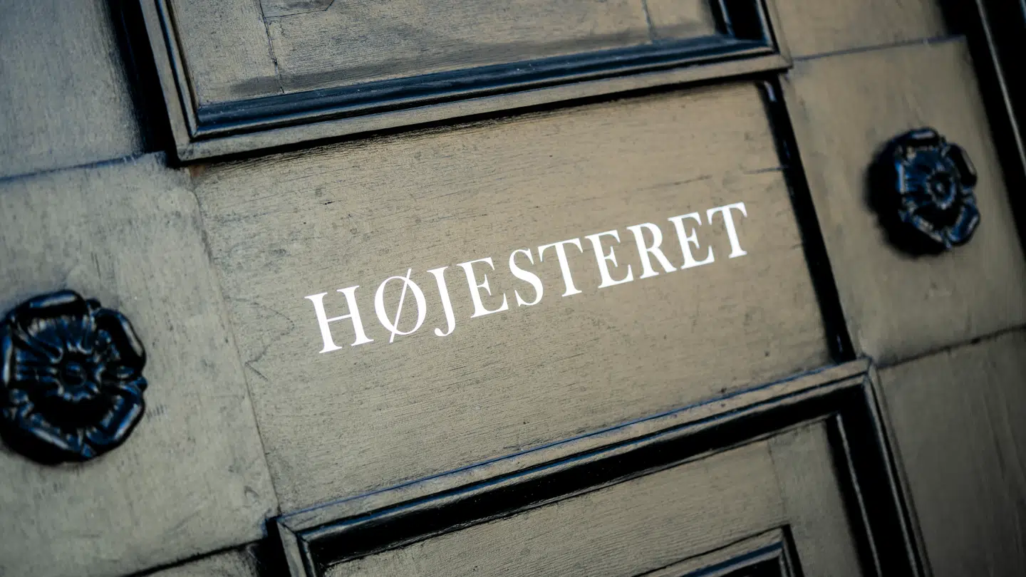 En journalist er straffet for at overtræde et navneforbud ud fra oplysninger i blandet andet to artikler, hvor det var muligt at identificere den tiltalte.