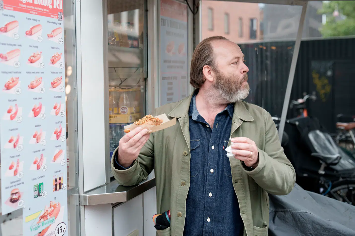 Søren Jacobsen Damm, gastronomiredaktør på Berlingske, nyder klassisk dansk »streetfood«.