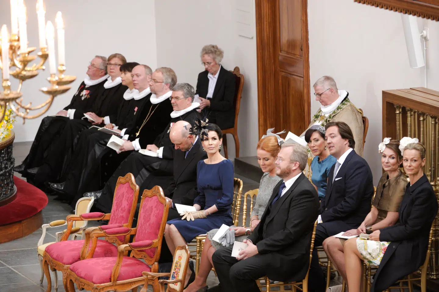 Til prins Vincent og prinsesse Josephines dåb i Holmens Kirke for 15 år siden bar fadderen baronesse Helle Reedtz-Thott samme opsigtsvækkende hårpynt, som hun lørdag bar igen til de kongelige tvillingers konfirmation.