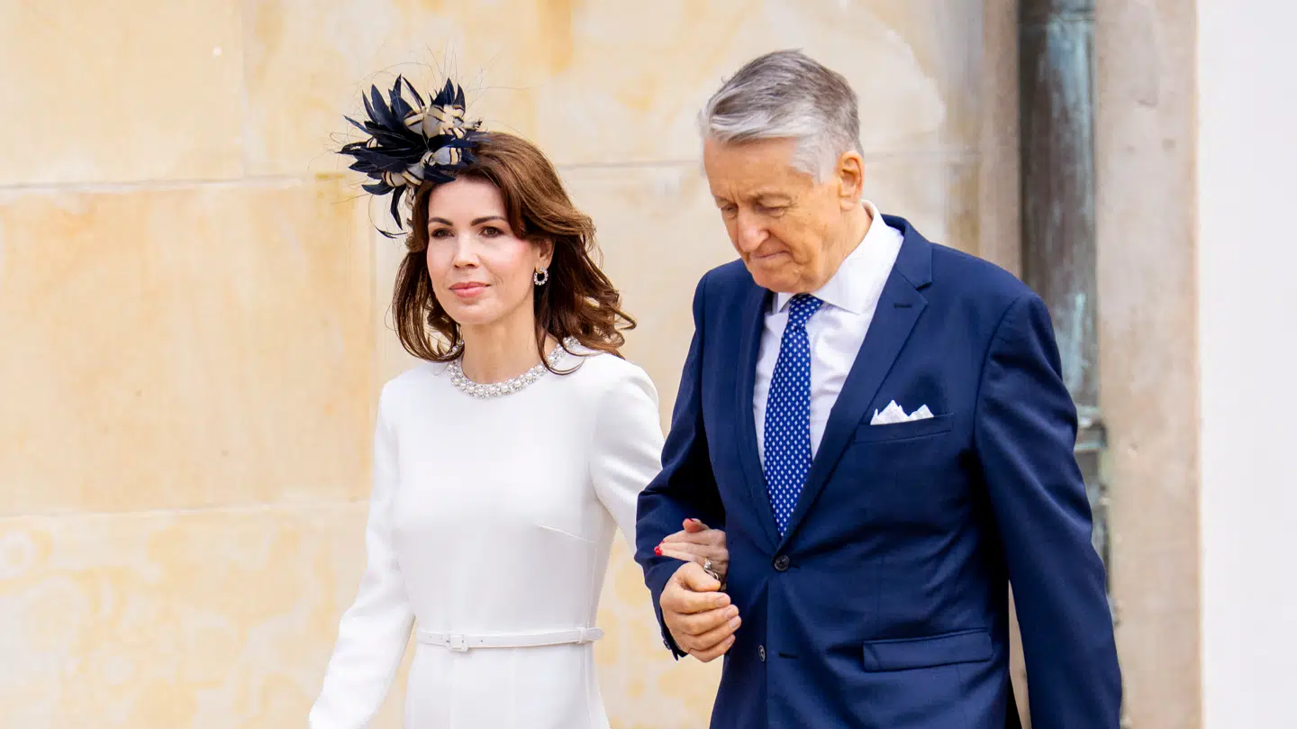Den 51-årige advokat, baronesse Helle Reedtz-Thott fra Gavnø Slot, ankom med sin mand, baron Otto Reedtz-Thott, til prins Vincent og prinsesse Josephines konfirmation lørdag i Fredensborg Slotskirke.