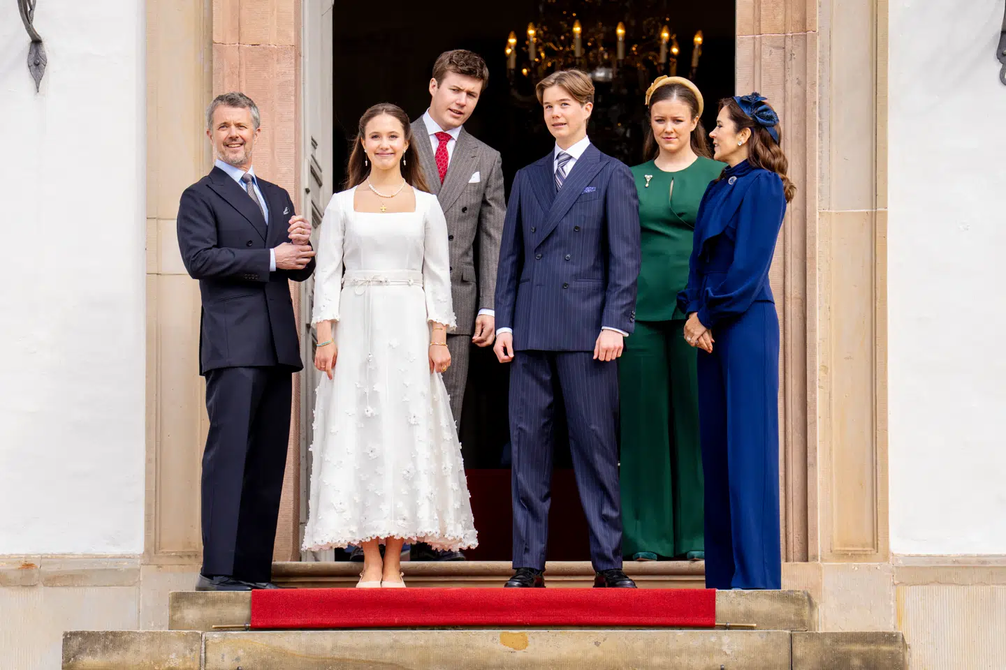 Prinsesse Josephine og prins Vincent tog forinden pænt imod deres faddere sammen med deres kongelige familie til konfirmationen i Fredensborg Slotskirke lørdag 18. april.