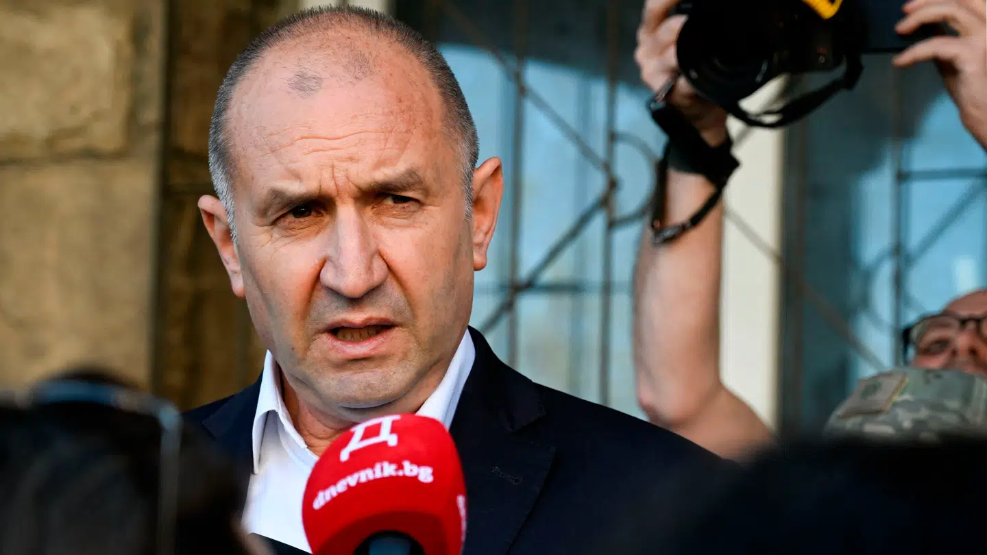 Rumen Radev taler til medierne efter at have afgivet sin stemme ved Bulgariens parlamentsvalg i Sofia 19. april 2026.