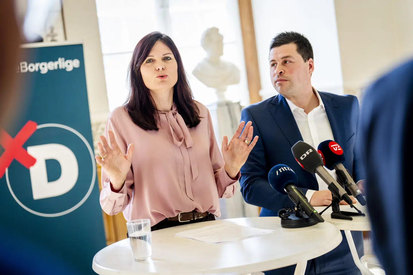 Politisk leder for Nye Borgerlige Susanne Borggaard og det daværende folketingsmedlem Mike Fonseca holdt i begyndelsen af marts pressemøde på Christiansborg for blandt andet præsentere løsgængeren Fonseca som nyt medlem af partiet, som i øvrigt ikke var opstillingsberettiget til folketingsvalget 24. marts.