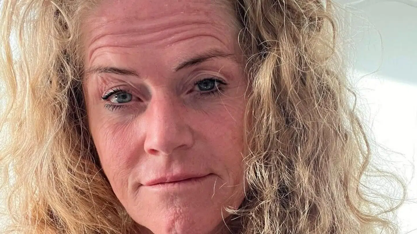 Birgitte Nymann undrer sig meget over at blive trukket 58 øre fra de penge, hun skal have tilbage fra Skat.