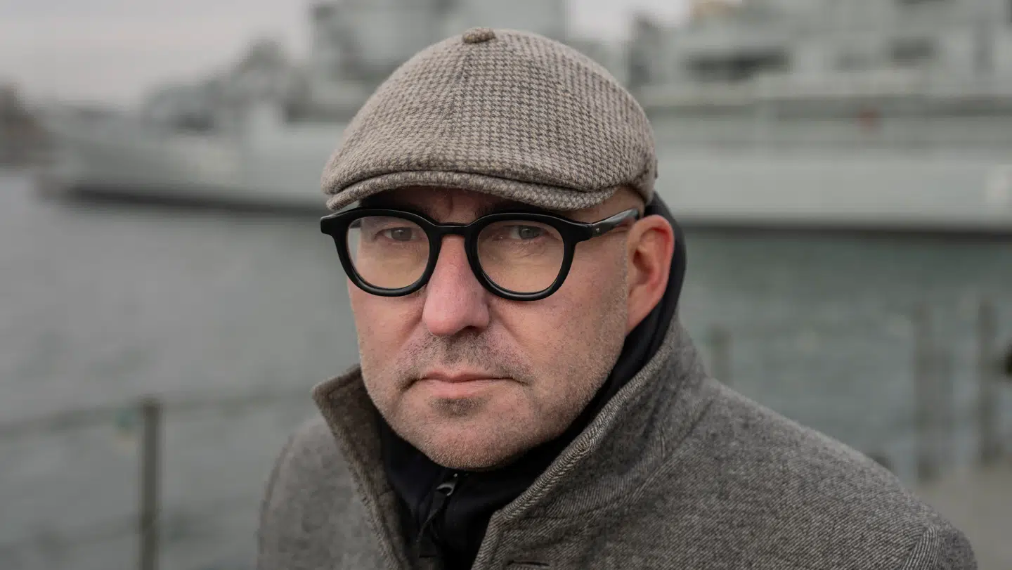 ''Min tillid til myndighederne kan ligge på et meget lille sted. Uanset det endelige udkom, så er jeg forarget over, hvordan man har håndteret sagen. Det har været helt grotesk og undergravende for tilliden,' siger Ernstved, forfatter til bogen FORSVARSLØS og stifter af og redaktør på netmediet OLFI.