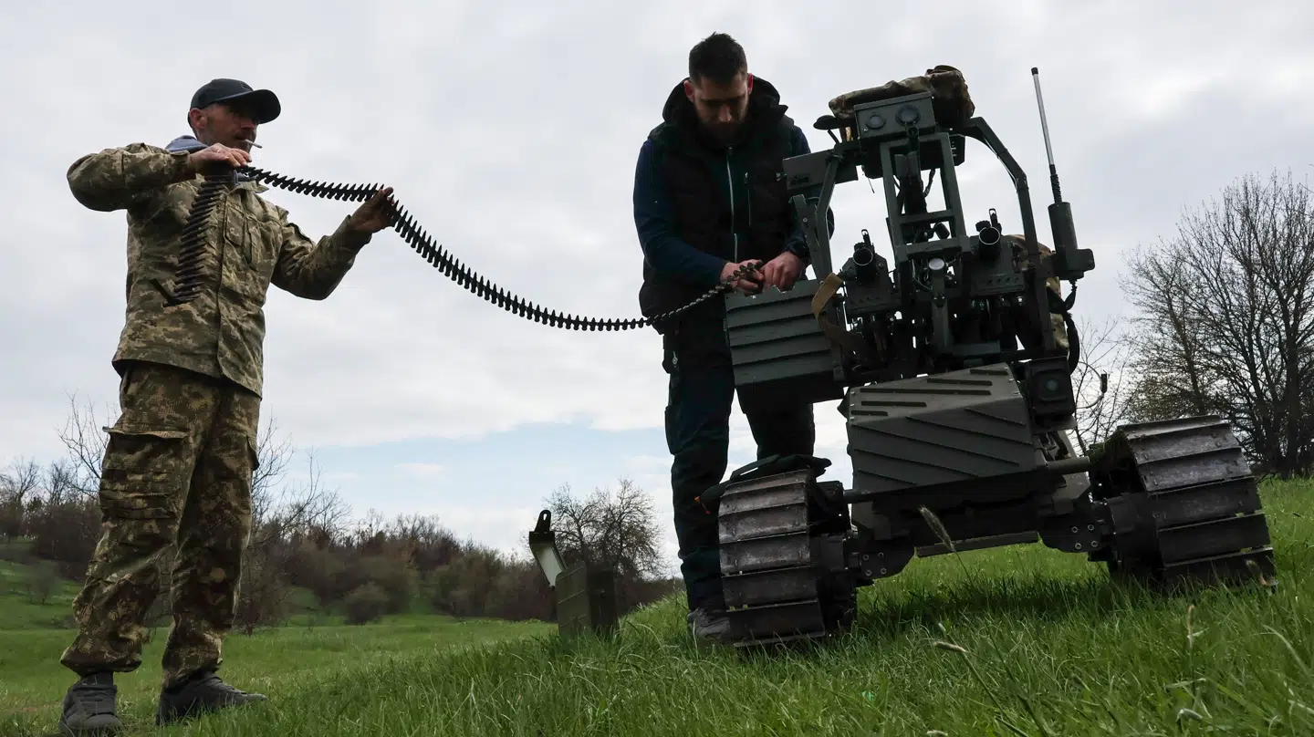 Ukraine er blevet blandt verdens førende producenter af droner, robotter og andre ubemandede systemer til krig. Her er en selvkørende robot.