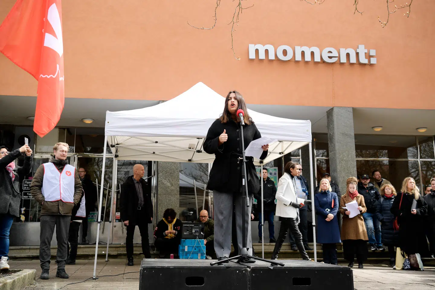 Nooshi Dadgostar drømmer om et regeringsskifte i Sverige, så landet igen bliver rødt styret. Men hun stiller ultimative krav om, at hendes parti skal i regering. Det kan reelt forhindre, at Sverige kan få en ny regering.