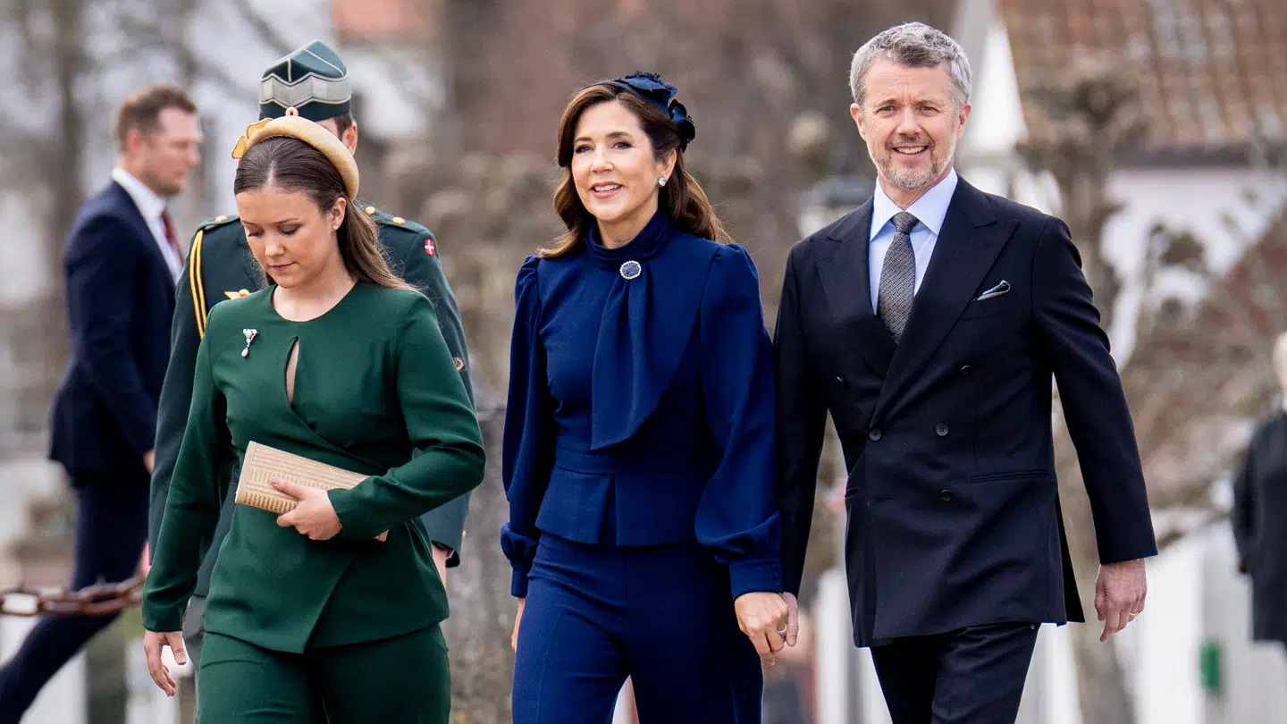 Flere udenlandske modebloggere falder i svime over prinsesse Isabellas outfit ved konfirmationen i weekenden. Her ankommer hun til Fredensborg Slotskirke med sin mor og far, kong Frederik og dronning Mary.