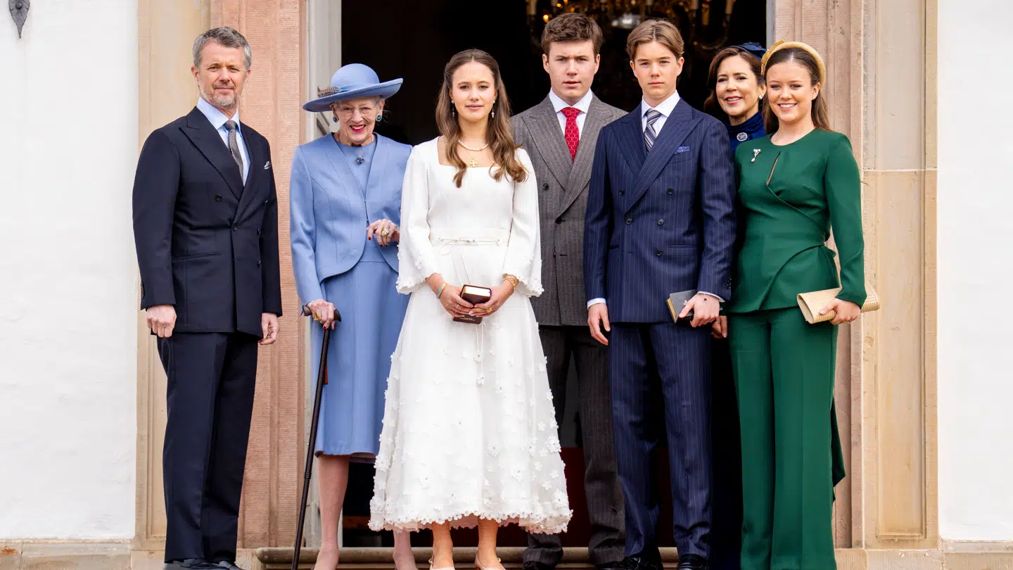 Hele den royale familie – inklusiv farmor dronning Margrethe – samlet på trappen foran Fredensborg Slot.