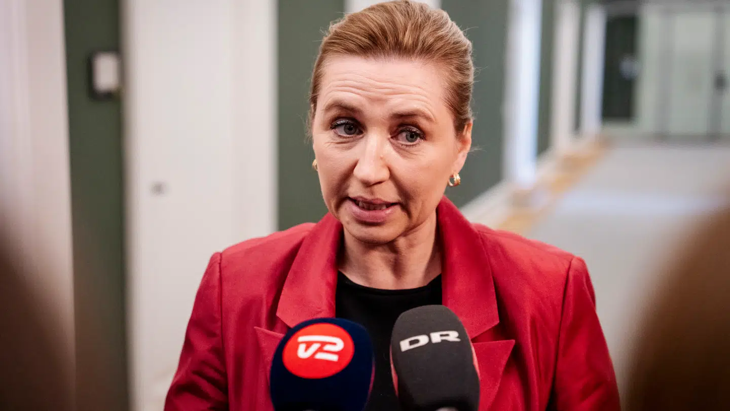 Fungerende statsminister Mette Frederiksen bliver presset af både Venstre, Konservative og Moderaternes Lars Løkke Rasmussen.