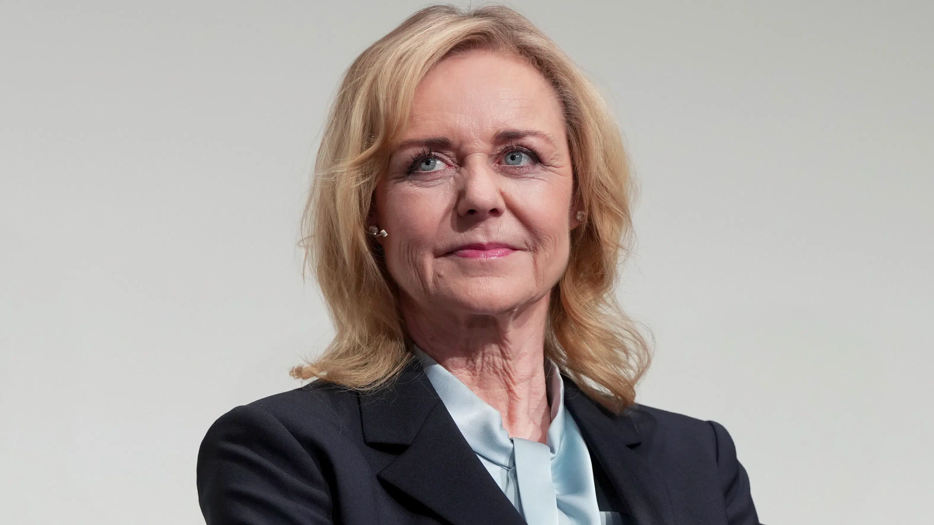 Mona Juul melder ud: 'Kaster dansk økonomi under bussen'