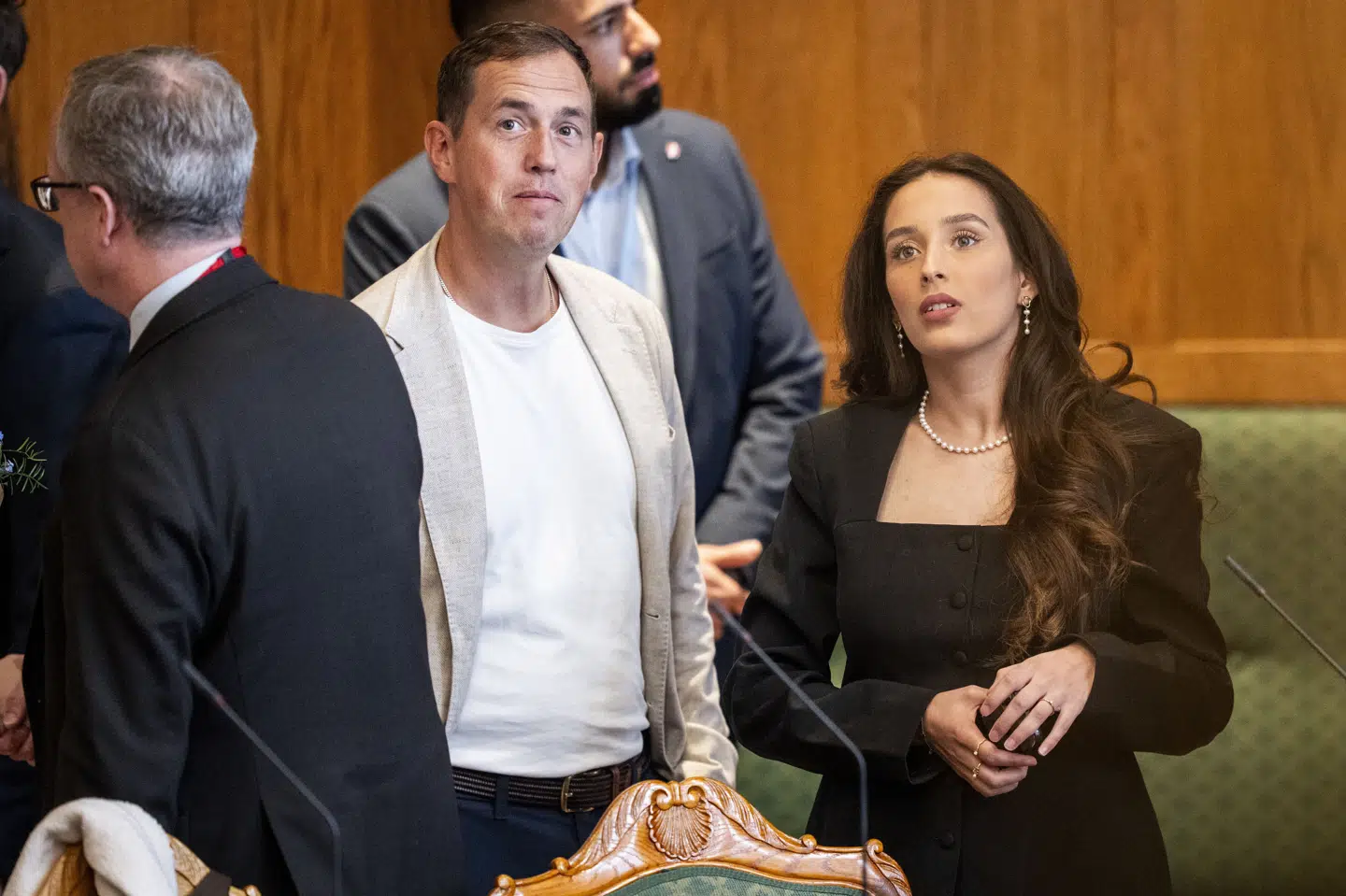 Cecilie Liv Hansen blev valgt ind i Folketinget for Liberal Alliance. 14. april deltog hun i Folketingets andet møde efter valget som løsgænger, efter at hun blev smidt ud af partiet. Til venstre for hende står Jacob Harris, der også kort efter valget blev smidt ud af det parti, som han stille op for, Borgernes Parti. (Arkivfoto).