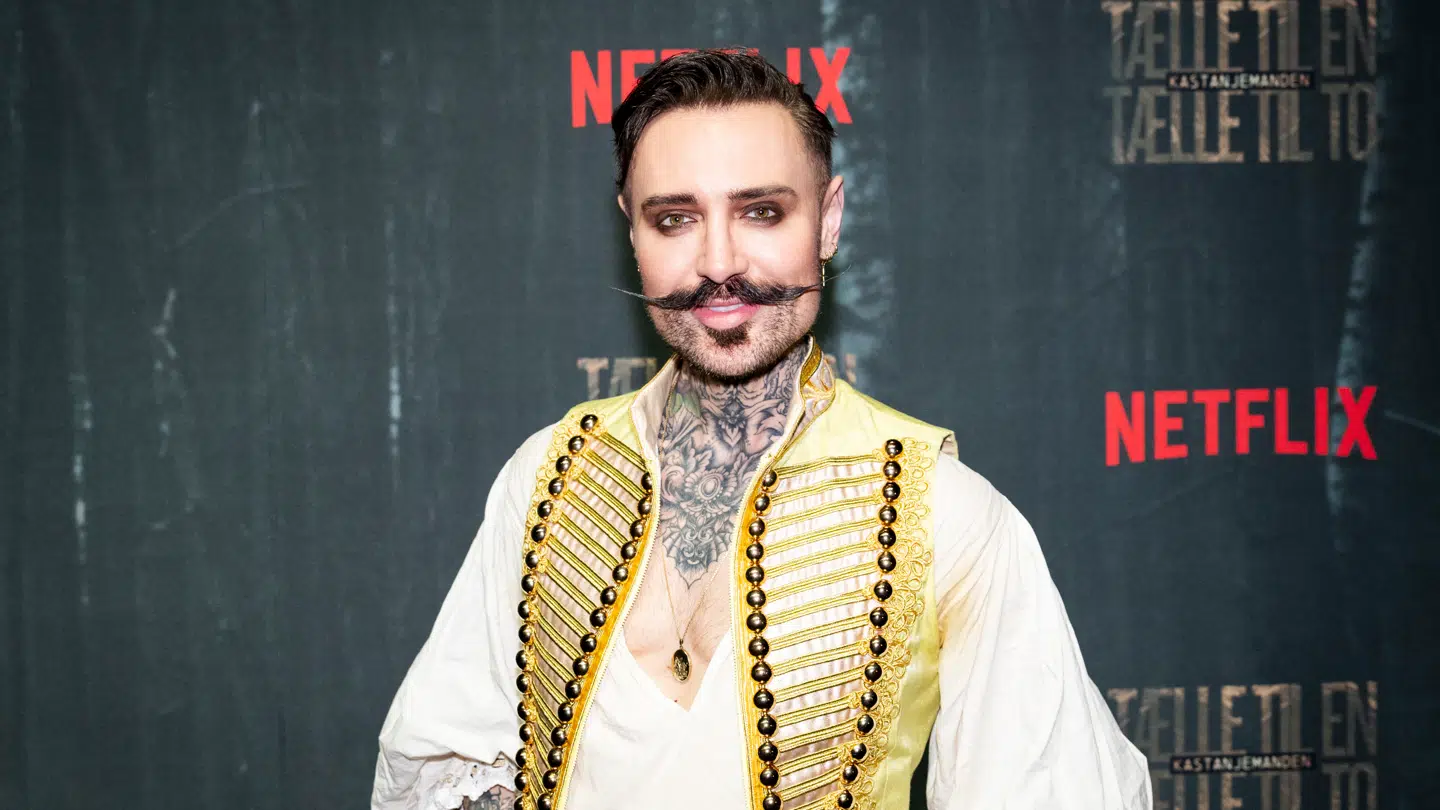 B.T. mødte tirsdag Tinus De Schunard til premieren på 'Kastanjemanden: Tælle til en, tælle til to' på Østre Gasværk Teater i København.