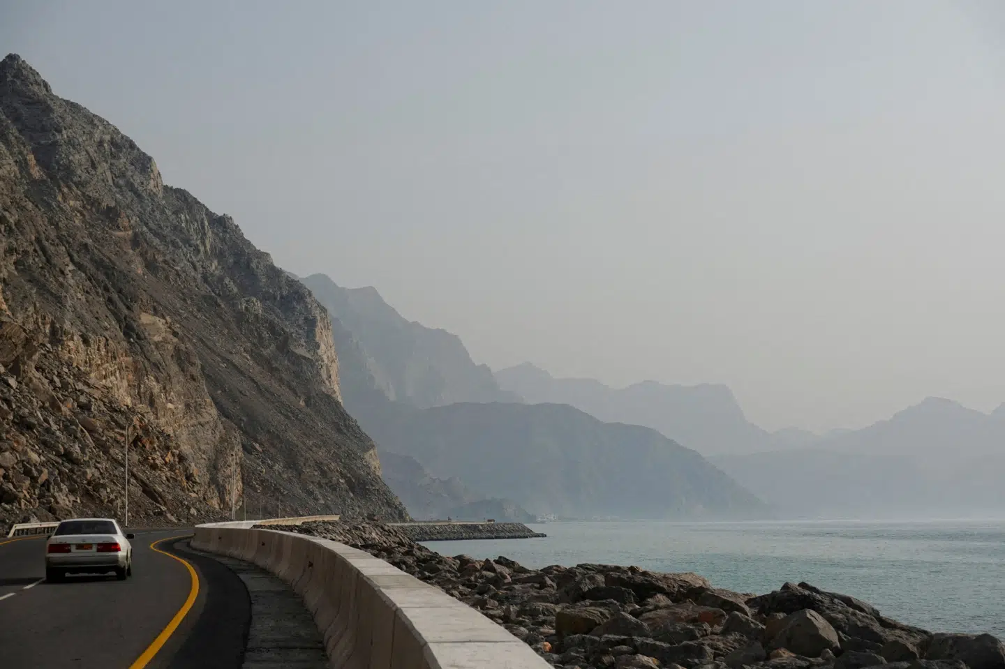 En bil kører langs Musandam-kysten i Oman med udsigt til Hormuzstrædet. (Arkivfoto).