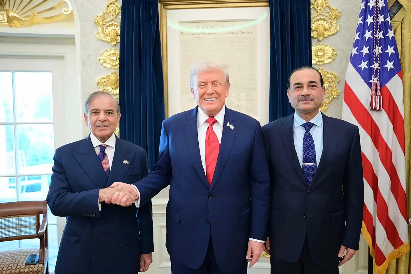 Billedet viser Pakistans premierminister, shehbaz Sharif, USA's præsident, Donald Trump, og Pakistans hærchef, feltmarskal Syed Asim Munir, under et besøg i Det Hvide Hus i USA den 26. september sidste år. (Arkivfoto).