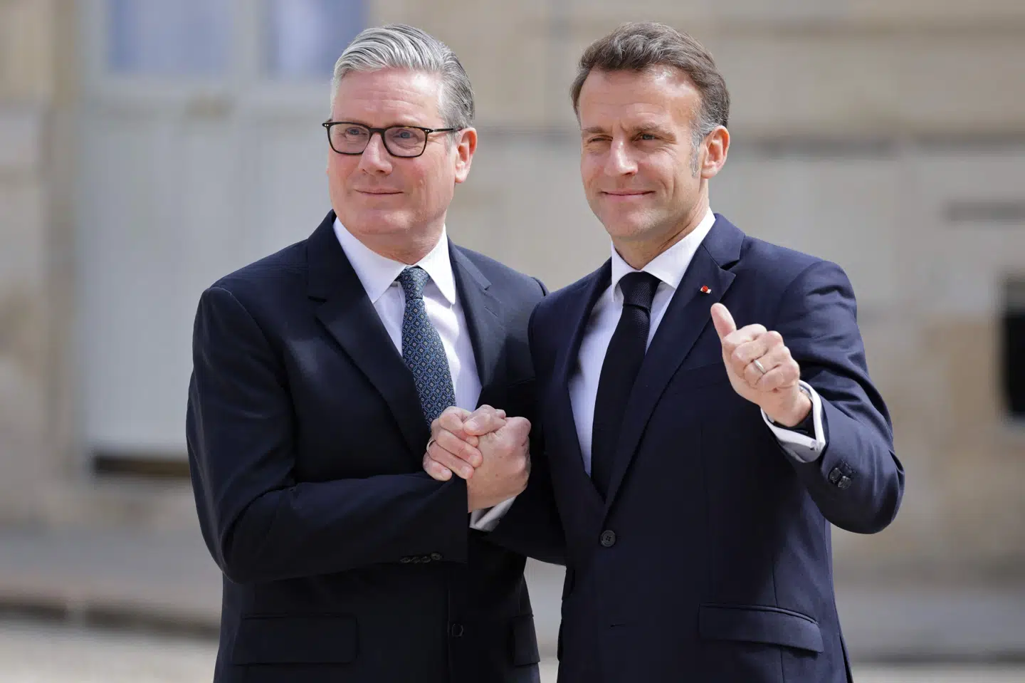 Frankrigs præsident, Emmanuel Macron, hilser på Storbritanniens premierminister, Keir Starmer, forud for at de to skulle stå i spidsen for et møde med deres allierede om Hormuzstrædet i Paris fredag. (Arkivfoto).
