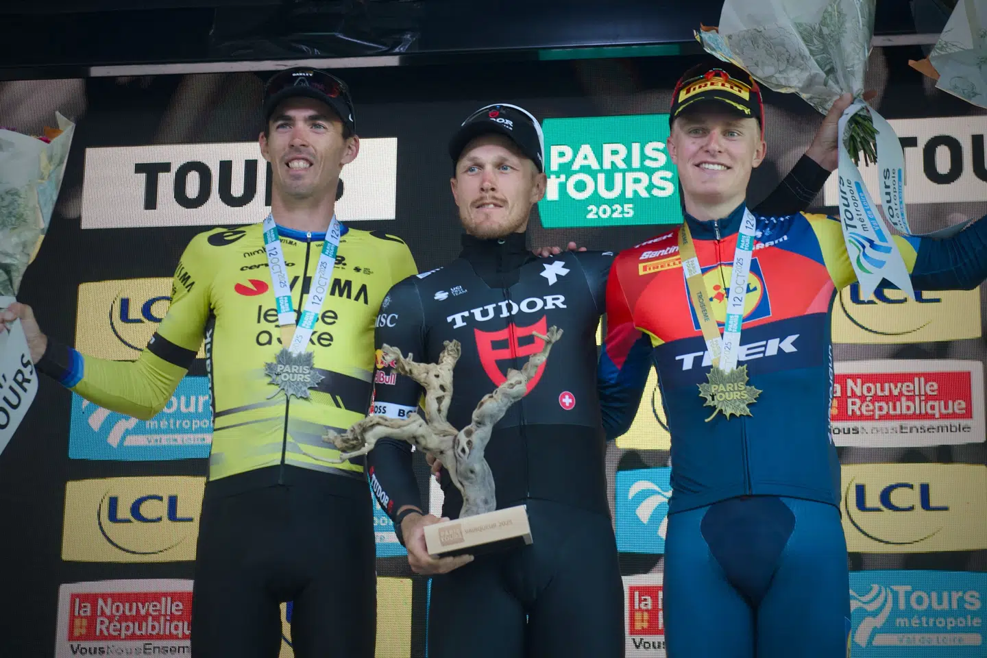 Albert Withen Philipsen (til højre) sluttede 2025 stærkt af og kørte sig til en tredjeplads i efterårsklassikeren Paris-Tours efter Matteo Trentin og Christophe Laporte. (Arkivfoto).