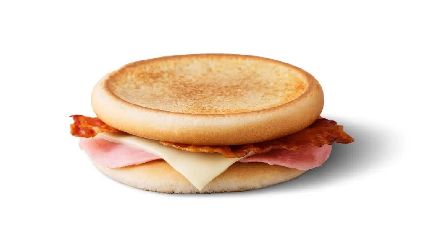 En McToast koster ti kroner - og så kan man tilkøbe bacon for fem kroner.