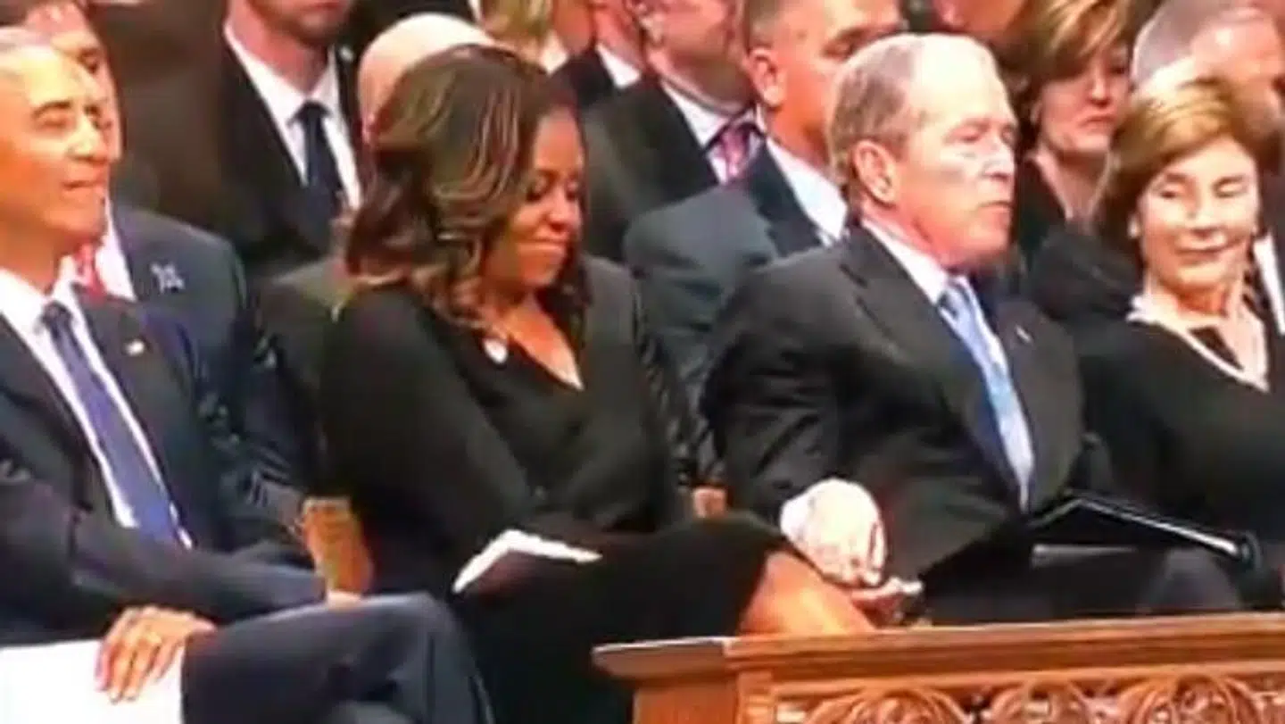 Her ses et billede fra begravelsen i 2018, hvor Michelle Obama og George W. Bush sad ved siden af hinanden.