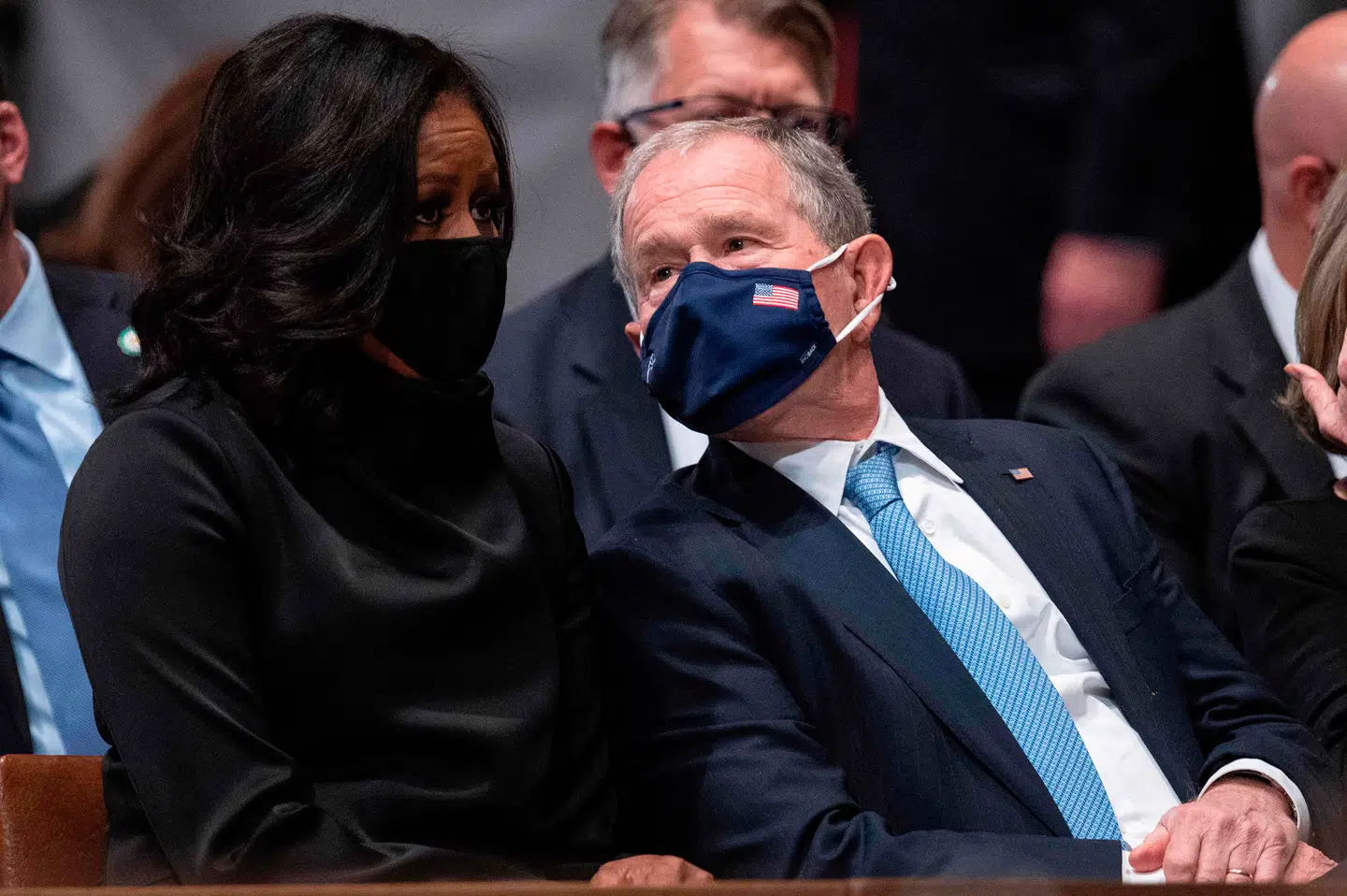 Michelle Obama og George W. Bush ses her sidde ved siden af hinanden under begravelsen af tidligere udenrigsminister Colin Powell i november 2021 under coronakrisen.