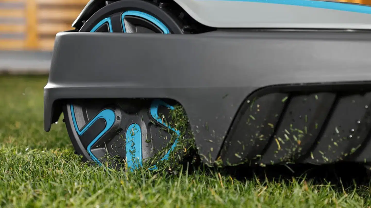 Det er nemt – og det mulighed for at lave andre ting – når man slår græs på denne måde.