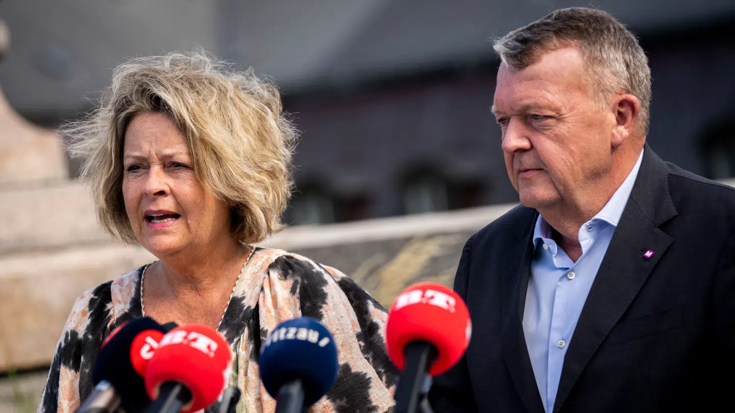 ARKIV-foto. Partileder for Moderaterne Lars Løkke Rasmussen præsenterer partiets to topkandidater til Europa-Parlamentsvalget, Stine Bosse og Bergur Løkke Rasmussen, på et doorstep på Christiansborg, september 2023..
